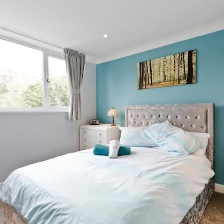 Stayinwoking At 30 Woodlands Horsell Kültér fotó