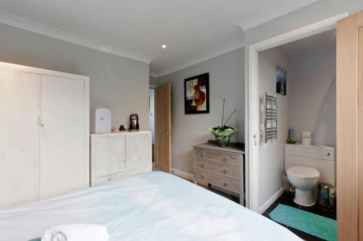Stayinwoking At 30 Woodlands Horsell Kültér fotó