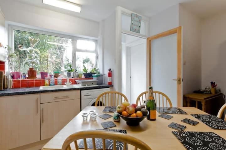Stayinwoking At 30 Woodlands Horsell Kültér fotó