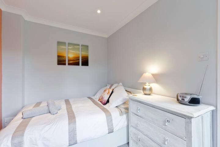 Stayinwoking At 30 Woodlands Horsell Kültér fotó