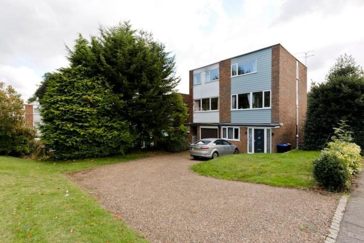 Stayinwoking At 30 Woodlands Horsell Kültér fotó