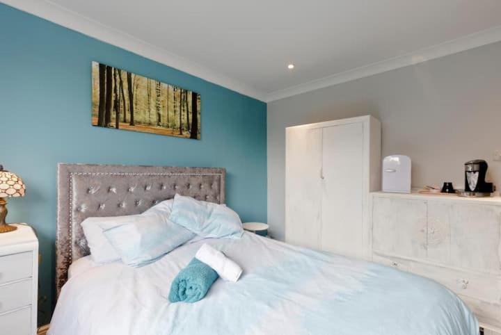 Stayinwoking At 30 Woodlands Horsell Kültér fotó