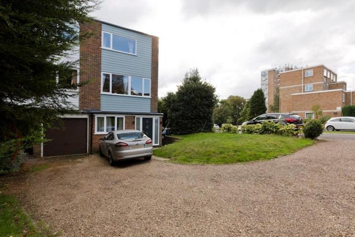 Stayinwoking At 30 Woodlands Horsell Kültér fotó